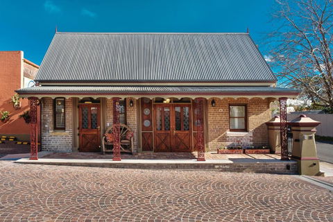 Old Bank Boutique Hotel - Lightning Ridge Tourism 0