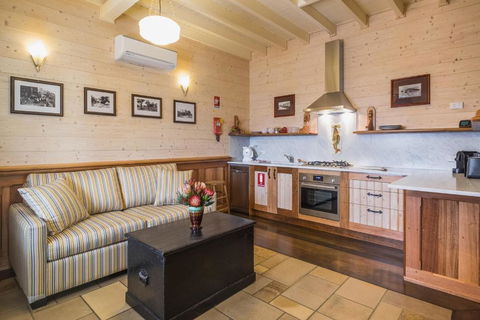 Old Bank Boutique Hotel - Lightning Ridge Tourism 2