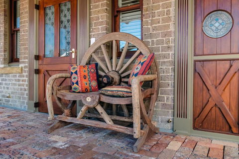 Old Bank Boutique Hotel - Lightning Ridge Tourism 3