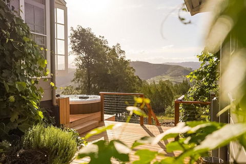 Olive Hill Spa, Views & Home Cinema - Lightning Ridge Tourism 0