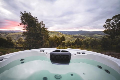 Olive Hill Spa, Views & Home Cinema - Lightning Ridge Tourism 1