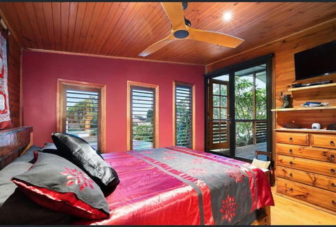 ONE OF A KIND Vacation Rental- Berkeley Vale - Lightning Ridge Tourism 1