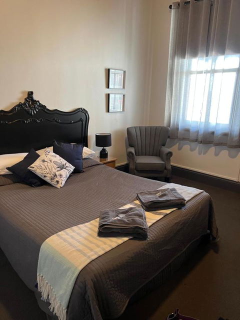 Oriental Hotel Tumut - Lightning Ridge Tourism 0