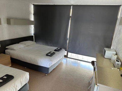 Overlander Hotel - Lightning Ridge Tourism 1