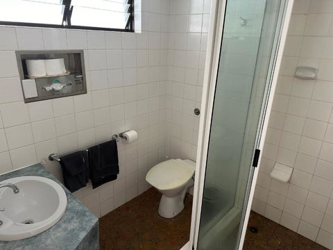 Overlander Hotel - Lightning Ridge Tourism 3