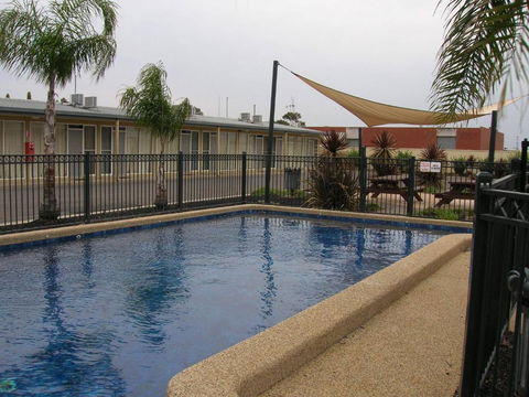 Overlander Hotel Motel - Lightning Ridge Tourism 0