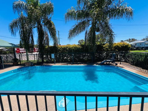 OVERLANDER MOTOR LODGE - Lightning Ridge Tourism 0