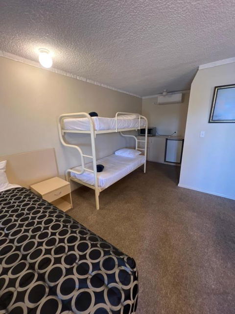 OVERLANDER MOTOR LODGE - Lightning Ridge Tourism 3