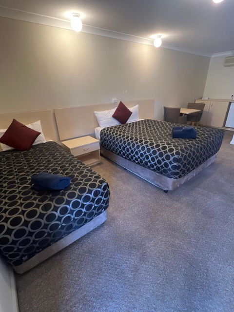 OVERLANDER MOTOR LODGE - Lightning Ridge Tourism 2