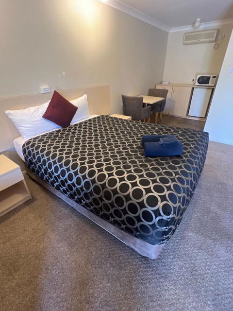 OVERLANDER MOTOR LODGE - Lightning Ridge Tourism 1