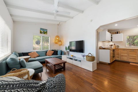 Peaceful And Renovated Original Beach House With Sweeping Views Of Gracetown - Lightning Ridge Tourism 3