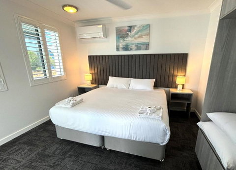 Palace Hotel Proserpine - Lightning Ridge Tourism 1