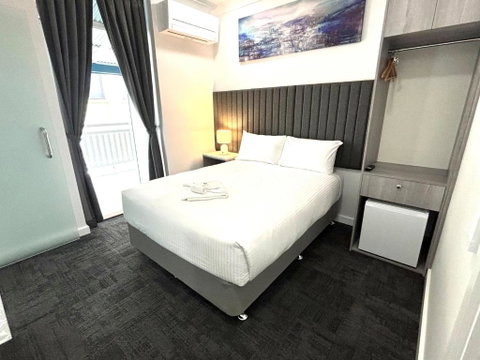Palace Hotel Proserpine - Lightning Ridge Tourism 3