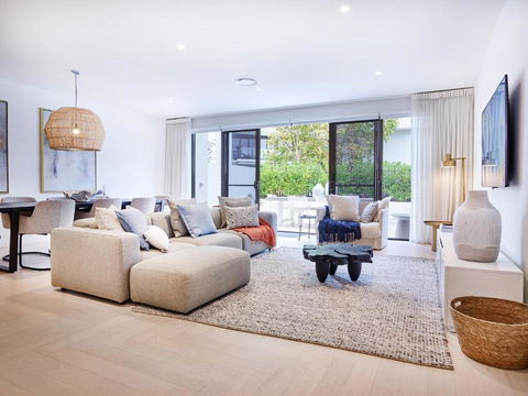 Palm Beach Lux Villa - Lightning Ridge Tourism 1