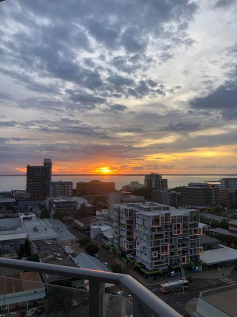 Pandanas 15th Floor (Water, City & Sunset Views) - Lightning Ridge Tourism 0