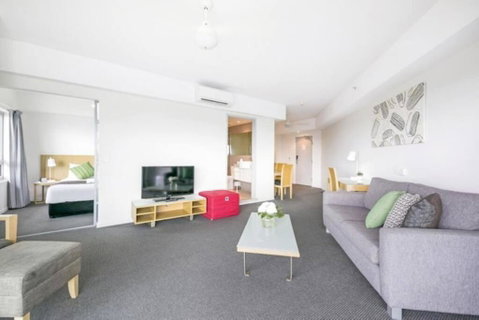 Pandanas 15th Floor (Water, City & Sunset Views) - Lightning Ridge Tourism 2