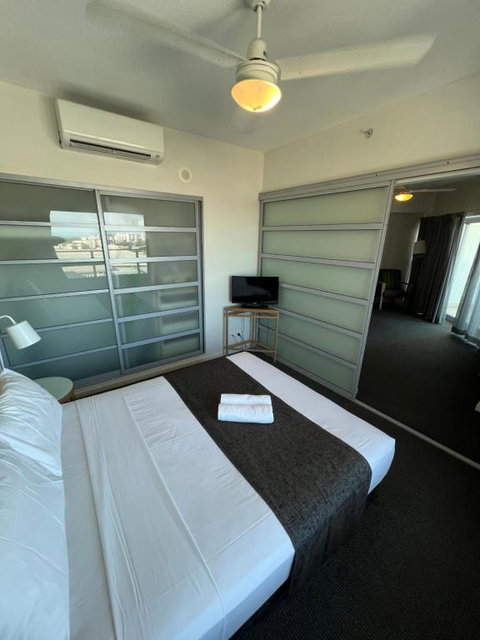 Pandanas 15th Floor (Water, City & Sunset Views) - Lightning Ridge Tourism 3