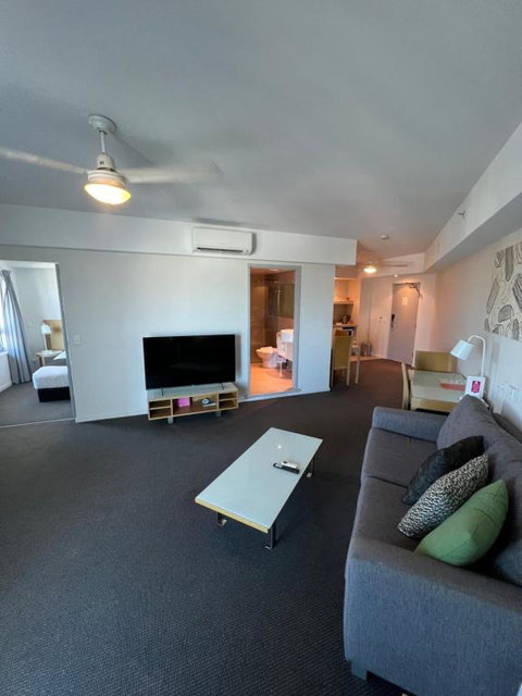Pandanas 15th Floor (Water, City & Sunset Views) - Lightning Ridge Tourism 1
