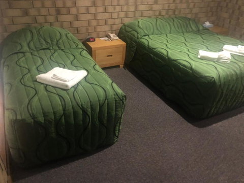 Pavlos Motel - Lightning Ridge Tourism 2