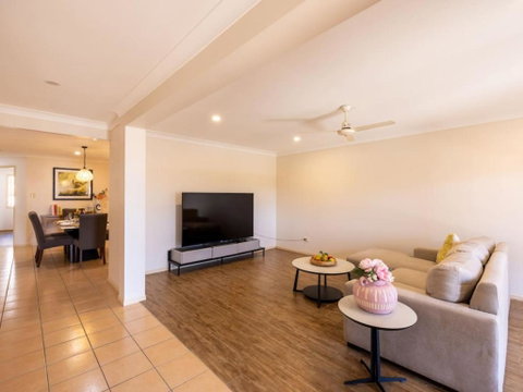 Peaceful 4B2B Sweet Home W Backyard At Springfield - Lightning Ridge Tourism 2
