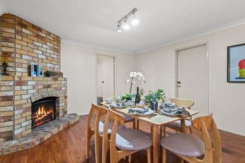 Peaceful 4BR At Sunnybank CBD With 2Parking Yard And Mall - Lightning Ridge Tourism 0