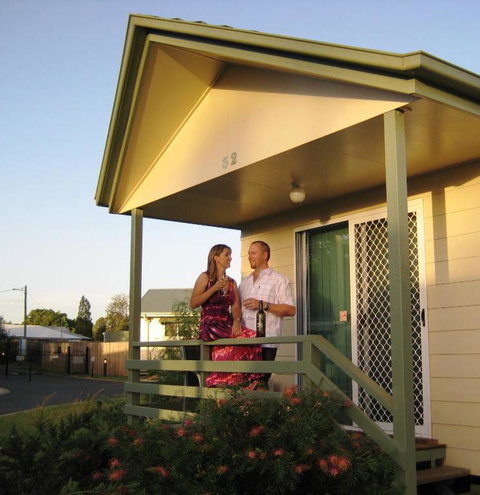 PepperTree Cabins, Kingaroy - Lightning Ridge Tourism 0