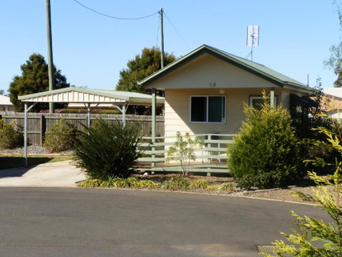 PepperTree Cabins, Kingaroy - Lightning Ridge Tourism 3