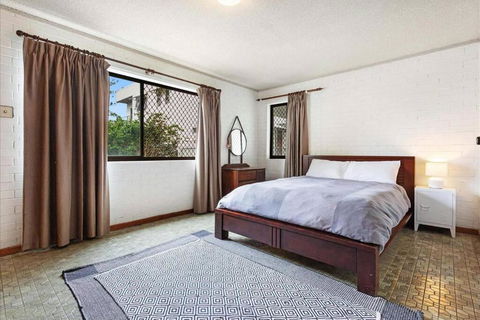 PET FRIENDLY & Super Central Retro Beach Pad! - Lightning Ridge Tourism 0