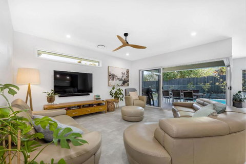 Pet Friendly Holiday Home With Pool On Alex - Lightning Ridge Tourism 2