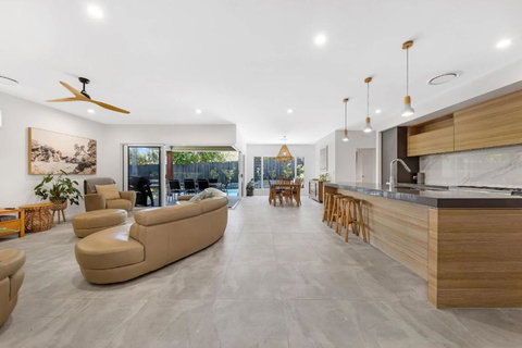 Pet Friendly Holiday Home With Pool On Alex - Lightning Ridge Tourism 0