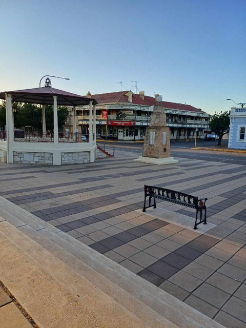 PETERBOROUGH HOTEL - Lightning Ridge Tourism 1
