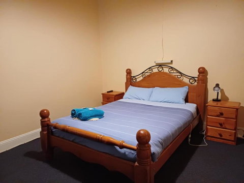 PETERBOROUGH HOTEL - Lightning Ridge Tourism 3