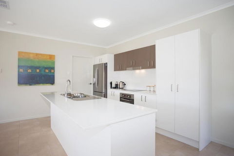 Petrie Beach Holiday Home - Lightning Ridge Tourism 3