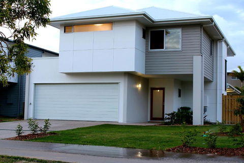 Petrie Beach Holiday Home - Lightning Ridge Tourism 0