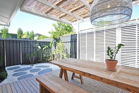 Pine At Arlos Glenelg South - Lightning Ridge Tourism 0