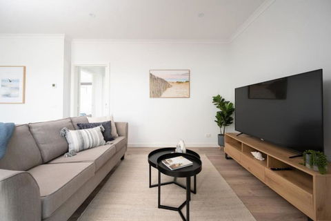 PIPER Modern Home Walk To Beach Shops Parks - Lightning Ridge Tourism 1