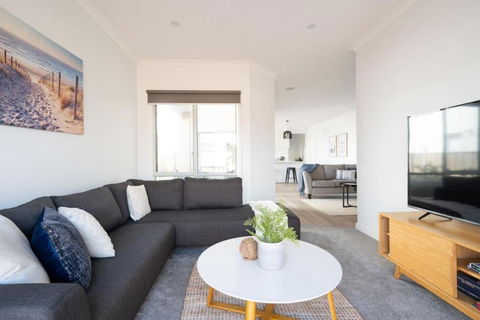 PIPER Modern Home Walk To Beach Shops Parks - Lightning Ridge Tourism 2