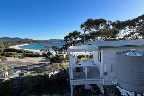 PIPI SHACK - Iconic Waterfront Shack Binalong Bay - Lightning Ridge Tourism 0