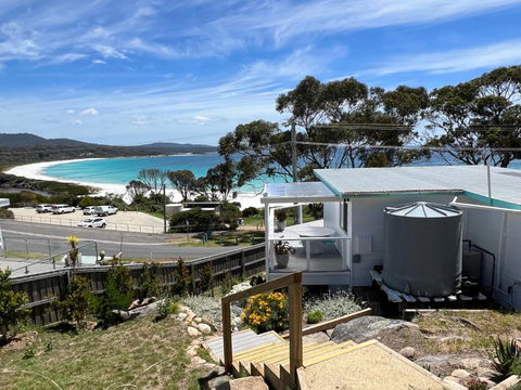 PIPI SHACK - Iconic Waterfront Shack Binalong Bay - Lightning Ridge Tourism 1