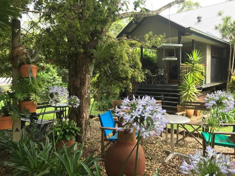 PK Illusions - Lightning Ridge Tourism 0