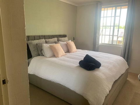 Plush 2 Bedroom Apartment Kingston - Lightning Ridge Tourism 1