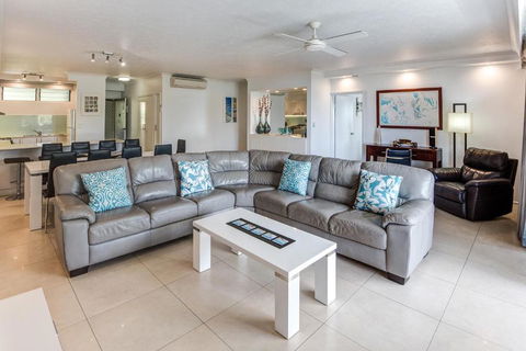 POINCIANA 101 HAMILTON ISLAND CENTRALLY LOCATED 3 BEDROOM, Plus BUGGY!! - Lightning Ridge Tourism 2