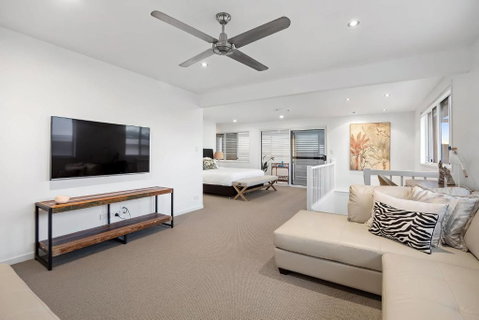 Pool Side Luxury Pet Friendly - Walk To The Beach - Lightning Ridge Tourism 3