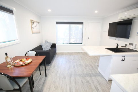 Port Lincoln Villas - Lightning Ridge Tourism 3