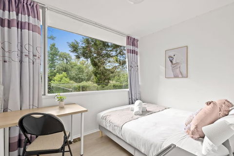Quaint Queen Room - Central Location At Pymble - Shared Bathroom - Lightning Ridge Tourism 0