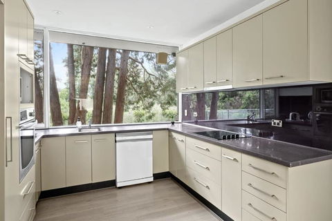 Quaint Queen Room - Central Location At Pymble - Shared Bathroom - Lightning Ridge Tourism 3