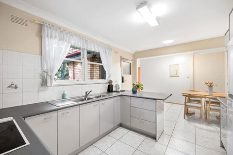 Quaint Queen Room In Pymble - Private Spot - Shared Bathroom - Lightning Ridge Tourism 2
