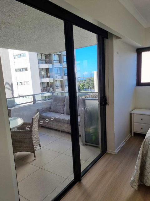 Private Bedroom And Bathroom In A Shared Apartment - Lightning Ridge Tourism 0