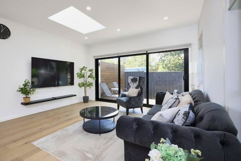 Preston Lux House 5 Bed 5 Bath - Lightning Ridge Tourism 0