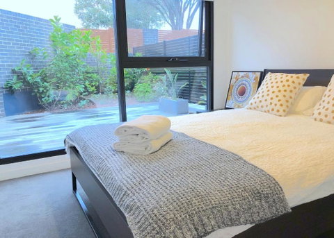 Pride Bentleigh Apartment With Private Garden - Lightning Ridge Tourism 1